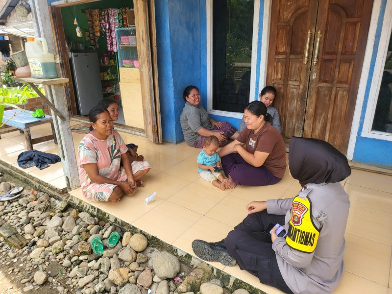 Bhabin Polwan Polres Musi Rawas, Polda Sumsel hadir ditengah masyarakat memberikan sosialisasi tentang KDRT