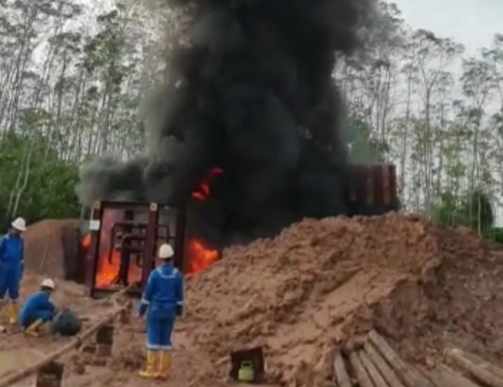 Pekerja Sele Raya Belida saat di lokasi pengeboran sumur Sungai Anggur Selatan-1 (SAS-1) di Desa Melilian Gelumbang, Kabupaten Muara Enim, Sumatra Selatan