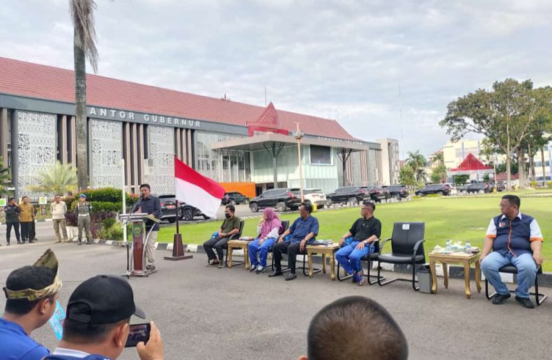 Gubernur Sumsel H Herman Deru melepas kontingen Porwanas PWI Sumsel, di halaman Kantor Gubernur Sumsel.