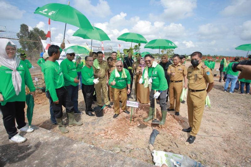 Sekda OI bersama SKK Migas dan KKKS melakuka  penanaman pohon