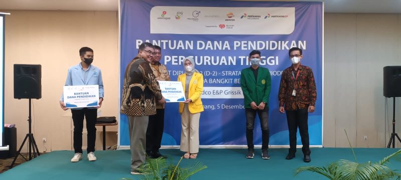 Medco E&P (Grissik) Ltd (MEPG) menyerahkan bantuan biaya pendidikan bagi 360 mahasiswa dan guru honorer berprestasi di Palembang