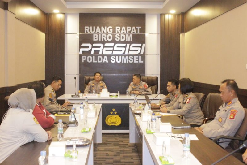 Staf Sumber Daya Manusia (SSDM) melalui Tim Supervisi Promosi Jabatan (Projab) Polri kunjungi Polda Sumsel untuk melaksanakan kegiatan Supervisi Promosi Jabatan (Projab) Terbuka di Ruang Rapat Biro SDM Lantai 2 Gedung Promoter Mapolda Sumsel, (6/12) 