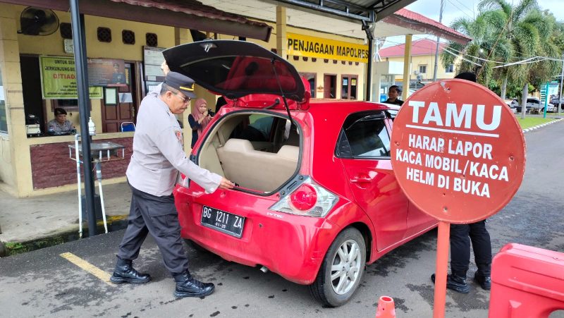 Petugas polisi melakukan pemeriksaan di pintu masuk Mapolres Musi Rawas, (7/12) 