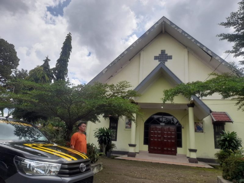 Personil Sat Intelkam Polres Musi Rawas meninjau rumah ibadah umat Kristiani dan berkoordinasi guna melakukan pengamanan selama perayaan natal dan tahun baru 2023