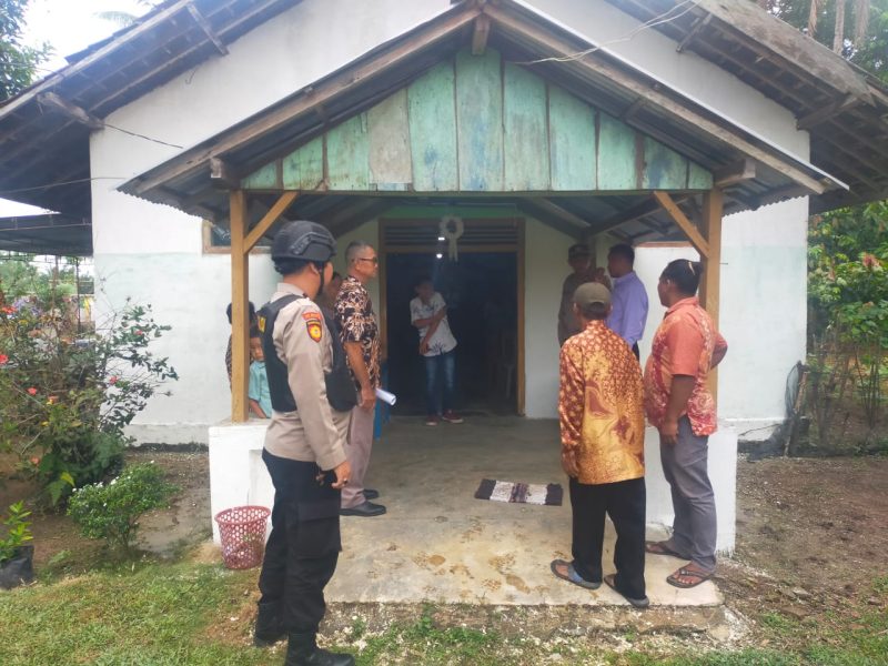 Personil Polsek Megang Sakti melakukan pengamanan di Gereja GBI Kecamatan Megang Sakti, Kabupaten Musi Rawas.