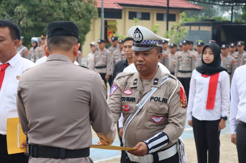 Pemberian penghargaan kepada personil Polres Musi Rawas oleh Kapolres Mura AKBP Achmad Gusti Hartono