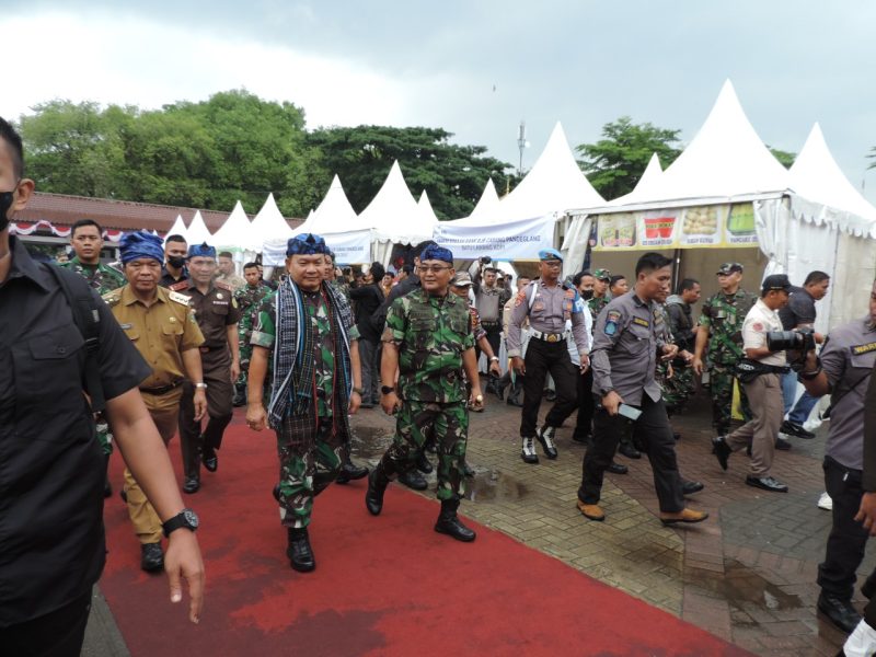 Kepala Staf Angkatan Darat (Kasad) Jenderal TNI Dudung Abdurachman membuka secara resmi Gebyar Expo UMKM dan Pameran Alutsista yang digagas oleh Korem 064/Maulana Yusuf