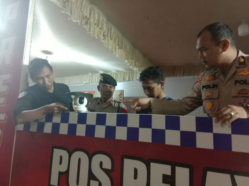 Kabag Ops Kompol Polin Pakpahan memantau pemasangan CCTV di Pos Pelayanan Bundaran AC