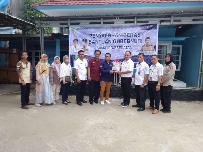 Pengurus PWI Sumsel menerima distribusi beras dari Dinsos Provinsi Sumsel untuk di dibagikan kepada masyarakat