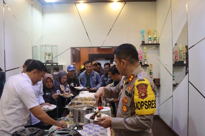 Makan bersama wartawan dan Kapolres Musi Rawas