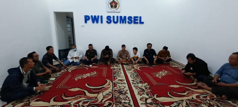 Pengurus PWI Sumsel menutup tahun 2022 dengan menggelar pengajian bersama serta Diskusi Refleksi Akhir Tahun 2022 di Sekretariat PWI Sumsel, (31/12) 