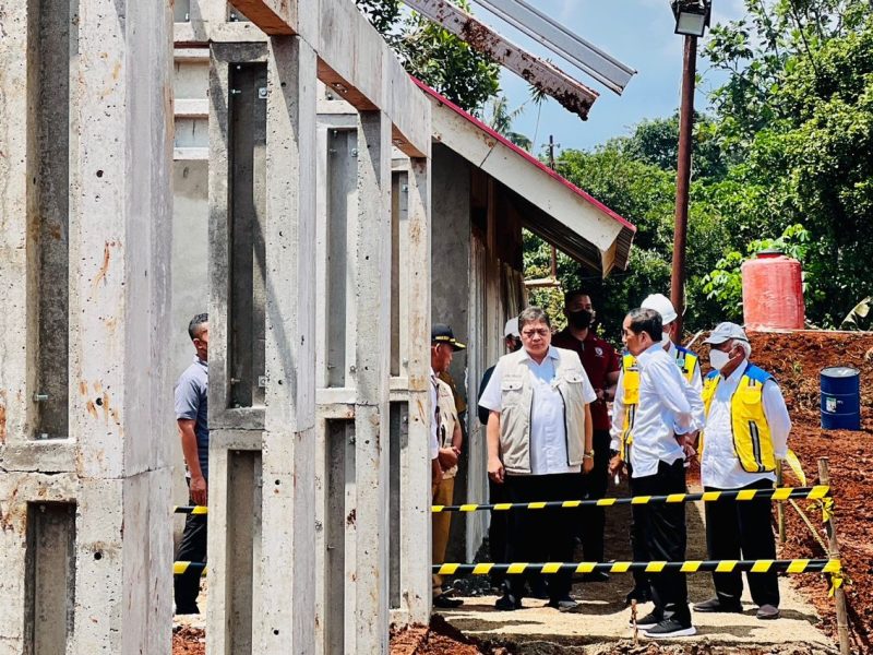 Presiden Jokowi saat meninjau progres pembangunan rumah tahan gempa di Desa Sirnagalih, Kecamatan Cilaku, Kabupaten Cianjur, (5/12)