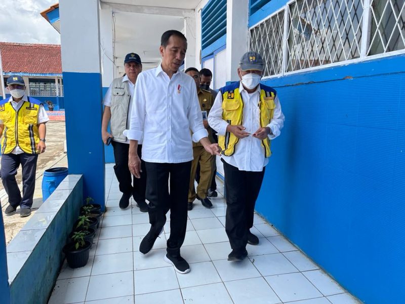Presiden Jokow meninjau SMP Negeri 1 Warungkondang Kabupaten Cianjur yang terdampak gempa