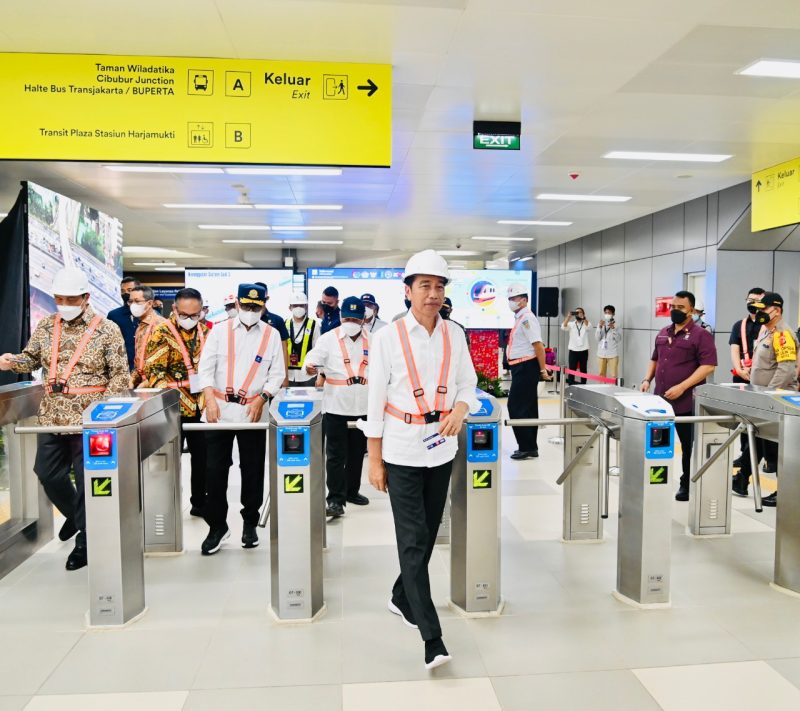 Presiden Jokowi beserta rombongan meninjau Stasiun LRT TMII