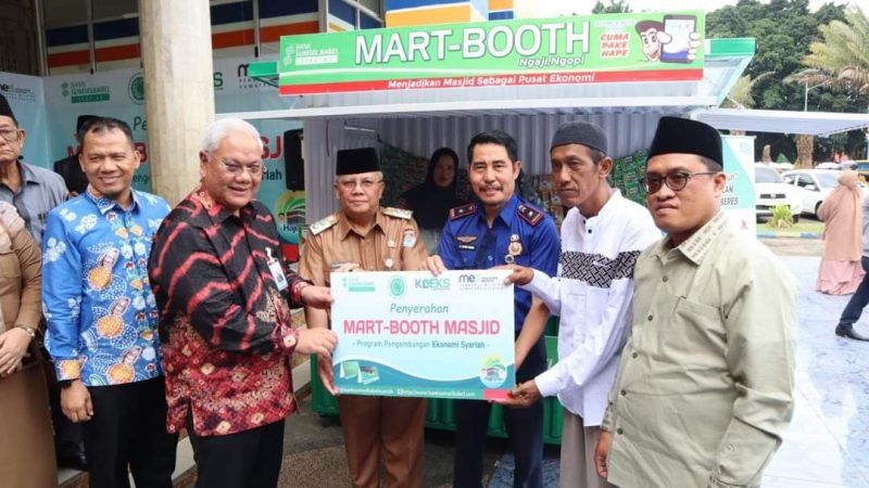 Direktur Bank Sumsel Babel Achmad Syamsuddin memberikan bantuan Kios Mart-Booth kepada Penjaga Masjid Agung As Salam dihadiri Wawako Lubuklinggau H Sulaiman Kohar, (9/1) 