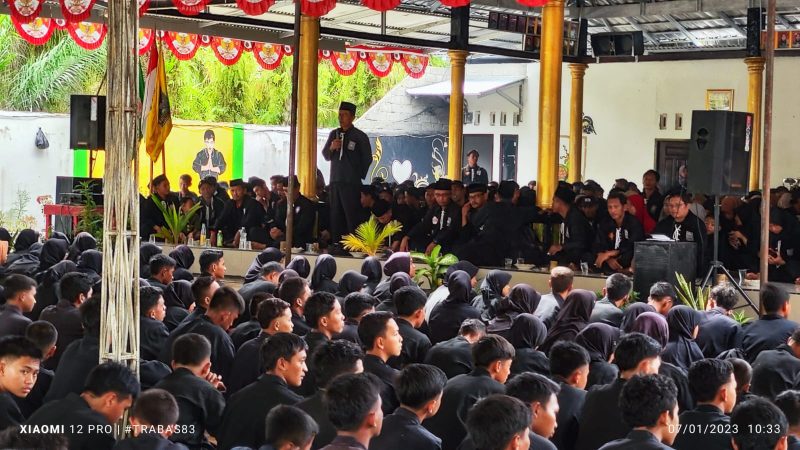 ARAHAN-Ketua PSHT Cabang Musi Rawas, Sunarno saat menyampaikan arahan dalam kegiatan latihan gabungan yang digelar di Kecamatan Muara Kelingi yang diikuti oleh ribuan warga PSHT dan siswa, Sabtu (7/1/2023).ft ist 
