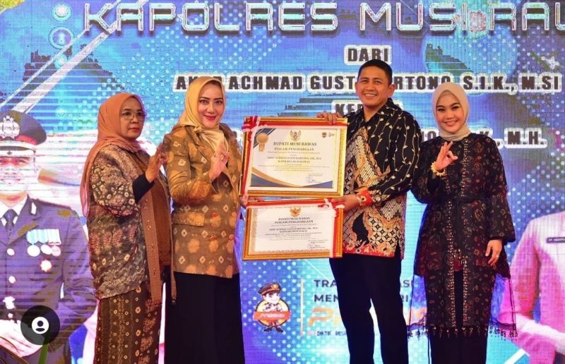 Bupati Musi Rawas Hj Ratna Machmud didampingi Wabup Hj Suwarti memberikan penghargaan kepada AKBP Achmad Gusti Hartono di acara malam kenal pamit di Ballroom Hotel Smart Lubuklinggau, (14/1)