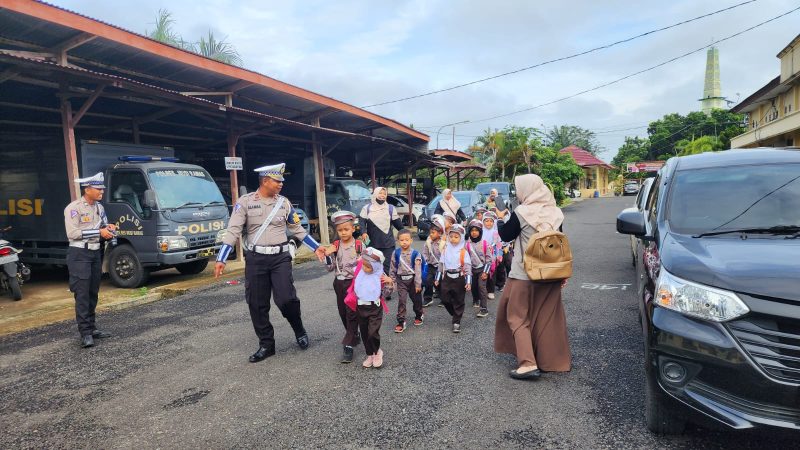 KUNJUNGI-Anak-anak TK Nur AL Faeyza saat mengunjungi serta keliling Polres Musi Rawas, Rabu (18/1). ft ist