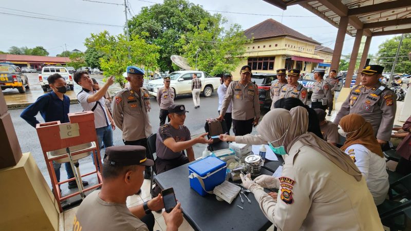 VAKSIN-Anggota Polres Mura saat mengikuti vaksin booster ke 2 yang digelar di Mapolres Mura, Rabu (25/1/2023). ft ist 

