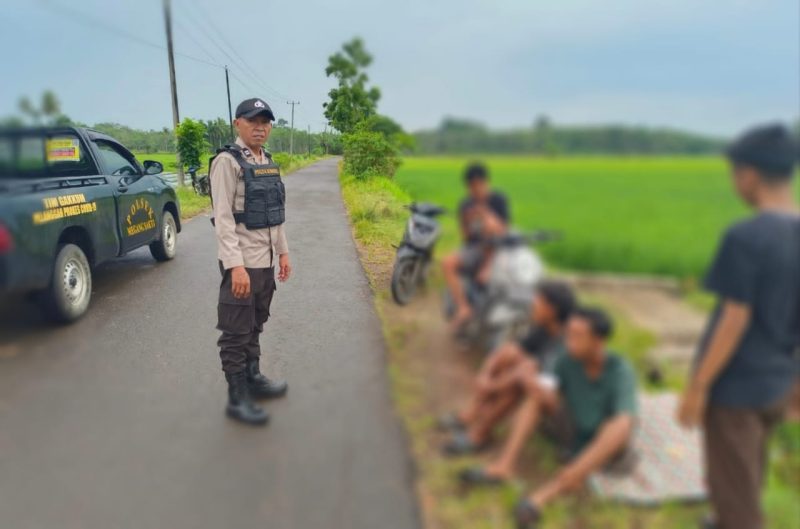BUBARKAN-Anggota Polsek Megang Sakti saat membuarkan aksi balap liar di Jalan Poros Desa Megang Sakti II, Kecamatan Megang Sakti, Kabupaten Musi Rawas, Sabtu (28/1). ft ist