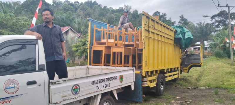 Penyerahan bantuan fasilitas aekolah berupa meja dan kursi dari Bupati Musi Rawas untuk SD Negeri Pangkalan, Kecamatan STL Ulu Terawas, (30/1) 