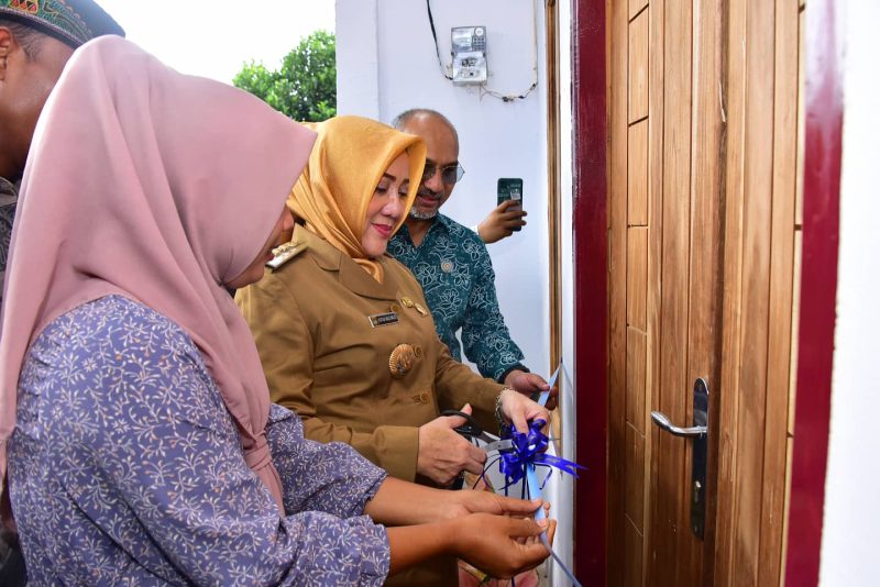 RESMIKAN-Bupati Mura Hj Ratna Machmud didampingi Ketua TP PKK Mura, H Riza Novianto Gustam saat meresmikan bantuan rumah layak huni, Senin (30/1). ft ist 
