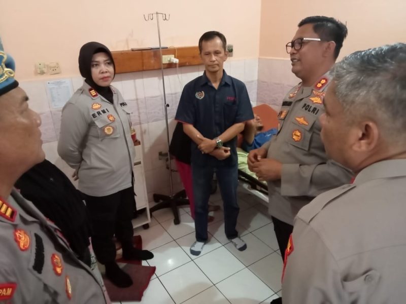 Kapolres Lubuklinggau AKBP Harissandi membesuk Vhio korban dugaan penganiayaan oleh oknum Brimob, (31/1) 