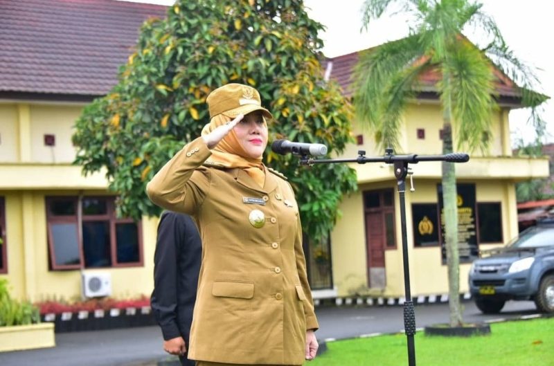 APEL-Bupati Musi Rawas Hj Ratna Machmud saat menyampaikan arahan dalam apel kesiapsiagaan penanggulangan karhutla di Halaman Polres Musi Rawas, Selasa (31/1). ft ist