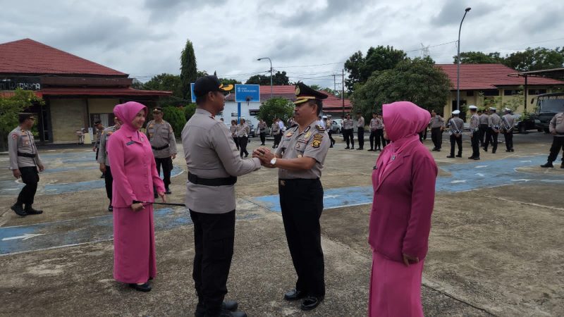NAIK PANGKAT-Kapolres Mura, AKBP Danu Agus Purnomo SIK, MH saat mengucapkan selamat kepada Kasi Humas, Polres Musi Rawas, Purwono Jaya dari Ajun Komisaris Polisi (AKP), menjadi Komisaris Polisi (Kompol), Selasa (31/1). 