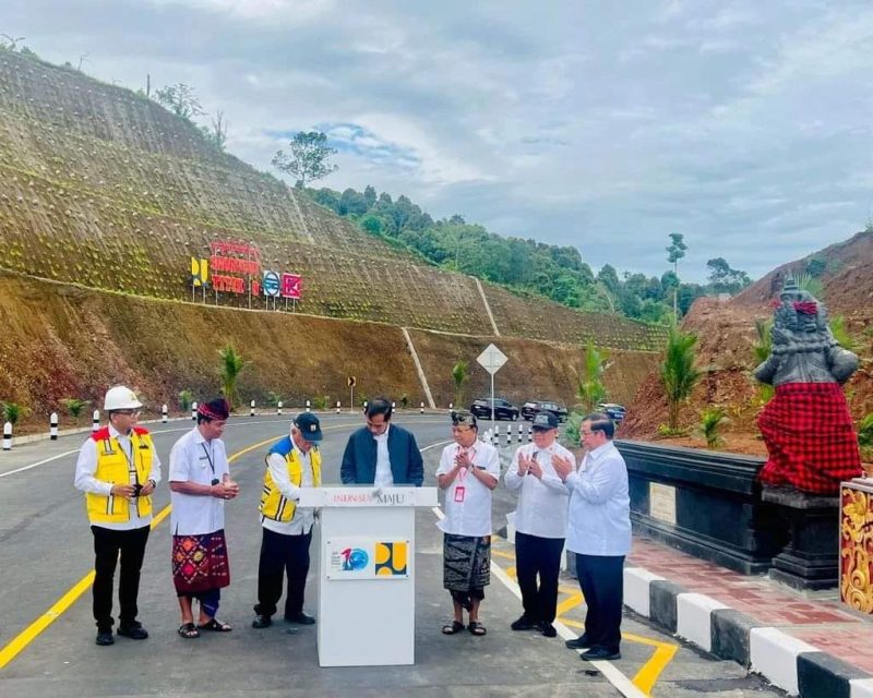 Presiden Joko Widodo meresmikan Jalan Pintas Batas Kota Singaraja-Mengwitani, Kabupaten Buleleng, Provinsi Bali, (2/2) 