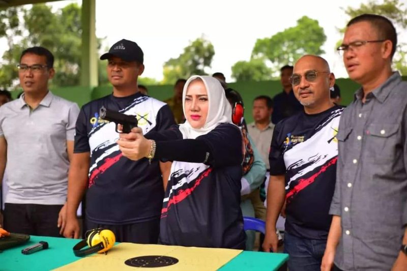 Bupati Musi Rawas Hj Ratna Machmud membuka Kejuaraan menembak Shooting Competition 2023 di lapangan tembak Perbakin Muara Beliti, (18/2) 
