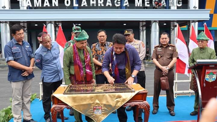 RESMIKAN-Gubernur Sumsel H HermN Deru saat meresmikan Taman Olahraga Megang. ft ist