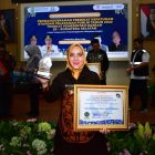 Bupati Musi Rawas Hj Ratna Machmud menerima penghargaan dari Ombudsman RI sebagai Kabupaten se Sumsel dengan predikat Kepatuhan standar pelayanan publik tertinggi dengan nilai kepatuhan 90,24
