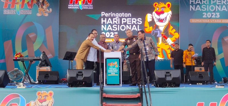 PAMERAN-Gubernur Sumut, Edy Rahmayadi didampingi Ketua PWI Pusat, Atal S Depari, membuka secara langsung Pameran HPN 2023, 7-12 Februari 2023, di Area Astaka GSG Pemprov Sumut, Selasa (7/2/2023) ditandai dengan menekan tombol sirine. ft : ist for sumateraheadline.com 
