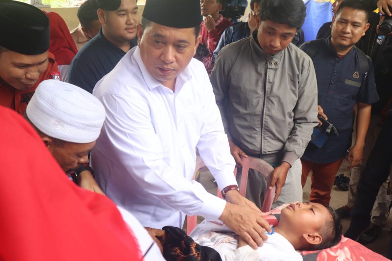Bupati Banyuasin H Askolani meninjau sunatan massal