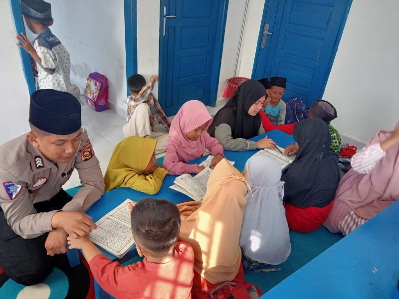 MENGAJI-Suasana anak-anak mengaji dibawah bimbingan anggota Satlantas Polres Mura. ft ist
