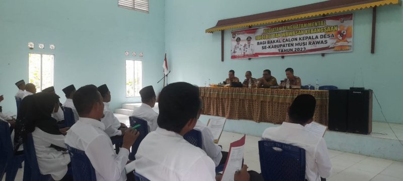 IKUTI-Bakal Calon Kepala Desa saat mengikuti Kegiatan Penguatan Mental Ideologi dan Wawasan Kebangsaan Bagi Bakal Calon Kepala Desa se Kabupaten Mura yang digelar di Gedung Pertemuan Kantor Camat Tuah Negeri, Senin (20/2). 