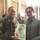 Menparekraf Sandiaga Uno memberikan penghargaan kepada perwakilan PEP Prabumulih Field