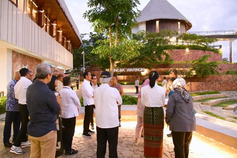 Presiden Joko Widodo meninjau sejumlah lokasi pelaksanaan KTT ASEAN ke 42 di Labuan Bajo, (14/3) 
