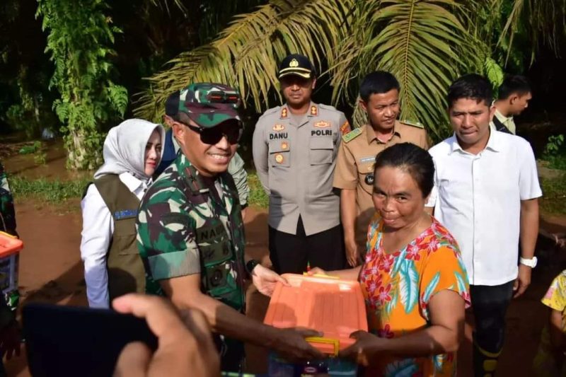 Danrem 044/Gapo Brigjend TNI Naudi Nurdika meninjau dan memberikan bantuan kepada warga yang terdampak banjir di Desa Prabumulih Kecamatan Muara Lakitan, (15/3) 