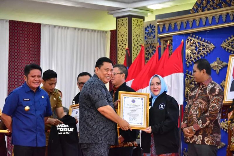 PENGHARGAAN-Bupati Mura Hj Ratna Machmud saat menerima penghargaan yang diberikan langsung oleh Kepala BNN RI Dr. Petrus Reinhard Golose, Kamis (2/3). ft ist