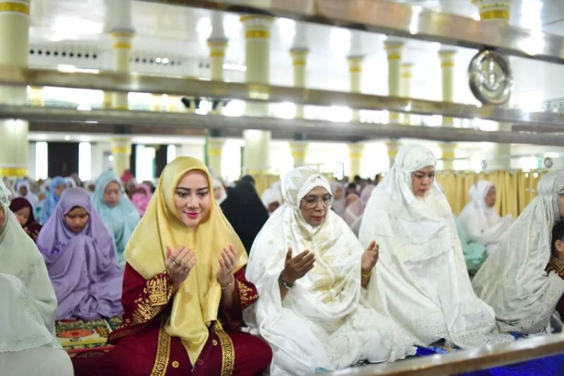 Wakil Bupati Musi Rawas Hj Suwarti mengikuti shalat id di Masjid Agung Darussalam bersama Bupati Musi Rawas, (22/4/2023) 
