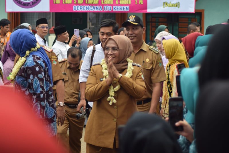 Wabup Musi Rawas Hj Suwarti menghadiri verifikasi lapangan dan penilaian Desa Muara Megang dalam ajang lomba Kampung Keluarga Berkualitas di Desa Muara Menang, (3/4) 