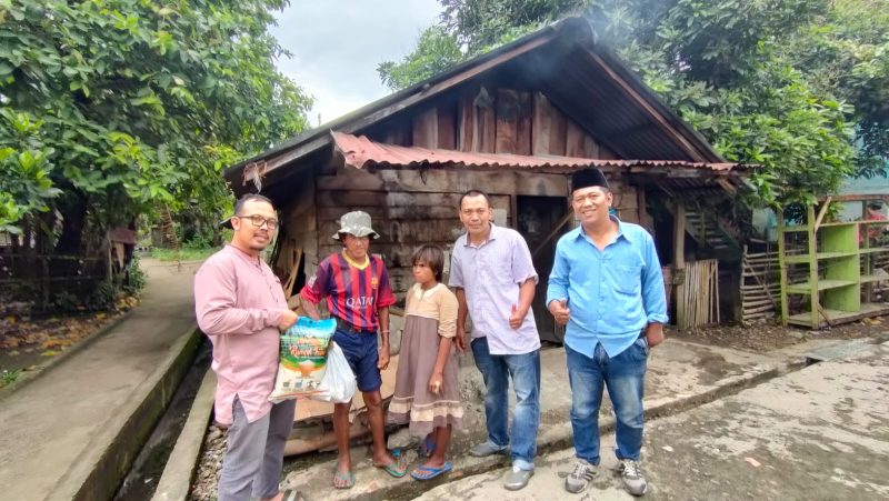 SERAHKAN-Tim penggagas Kegiatan Muara Enim Bersedekah saat menyerahkan paket sembako kepada masyarakat yang membutuhkan di Kabupaten Muara Enim, Minggu (16/4). ft ist
