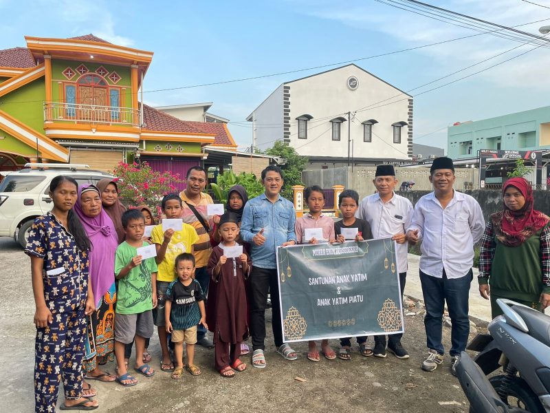 SANTUNAN-Tim Muara Enim Bersedekah saat menyelurkan santunan kepada anak yatim di Kabupaten Muara Enim. ft ist