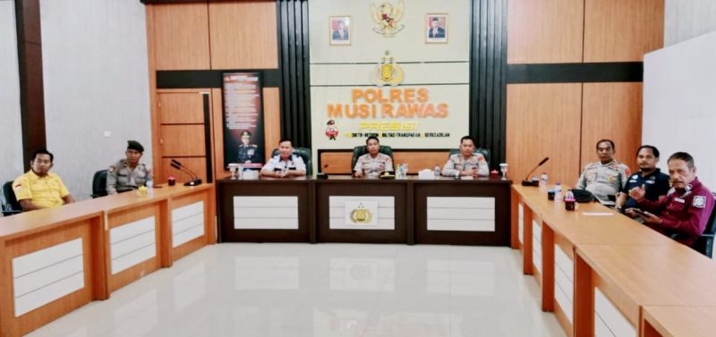 Kasi Humas dan perwakilan Satuan Polres Musi Rawas bersama Ketua PWI dan wartawan Musi Rawas mengikuti dialog publik yang diselenggarakan Humas Polri melalui zoom meeting, di ruangan Pesat Gatra, Polres Musi Rawas, (31/5) 
