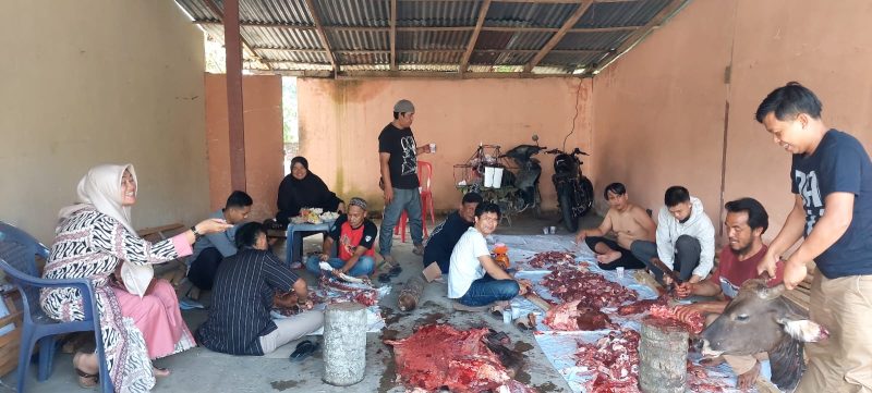 Pengurus PWI Lahat melakukan pemotongan daging hewan kurban