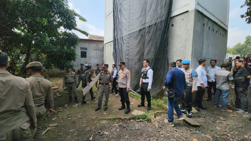 BONGKAR-Petugas gabungan saat melakukan pembongkaran gudang yang digunakan sebagai tempat Pengoplosan BBM jenis pertalite di Desa Lubuk Rumbai. 