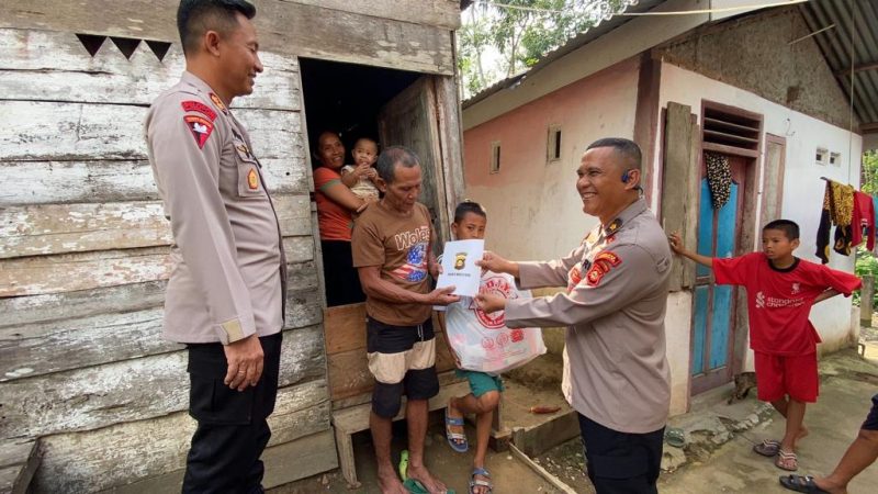BANTUAN- Kapolres Muratara, AKBP Ferly Rosa Putra SIK didampingi Kabag Ops, Kompol Dedi Rahmad Hidayat SH saat berkunjung dan memberikan bantuan ke Desa Noman Baru, Kecamatan Rupit, Kabupaten Muratara.