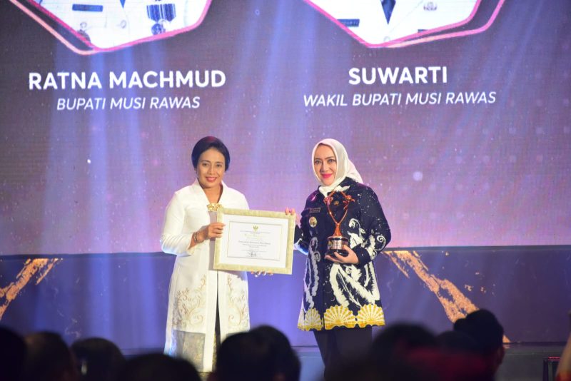 Bupati Musi Rawas Hj Ratna Machmud menerima penghargaan Kabupaten Layak Anak (KLA) tahun 2023 kategori Nindya